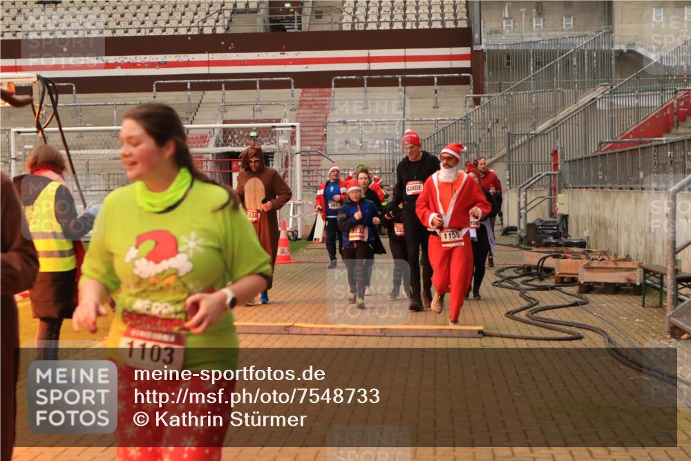 08.12.2024 - St. Pauli X-Mass-Run No. 14 Kathrin Stürmer Photography http://msf.ph/oto/7548733 08.12.2024 10:42:44 Ziel  meine-sportfotos.de