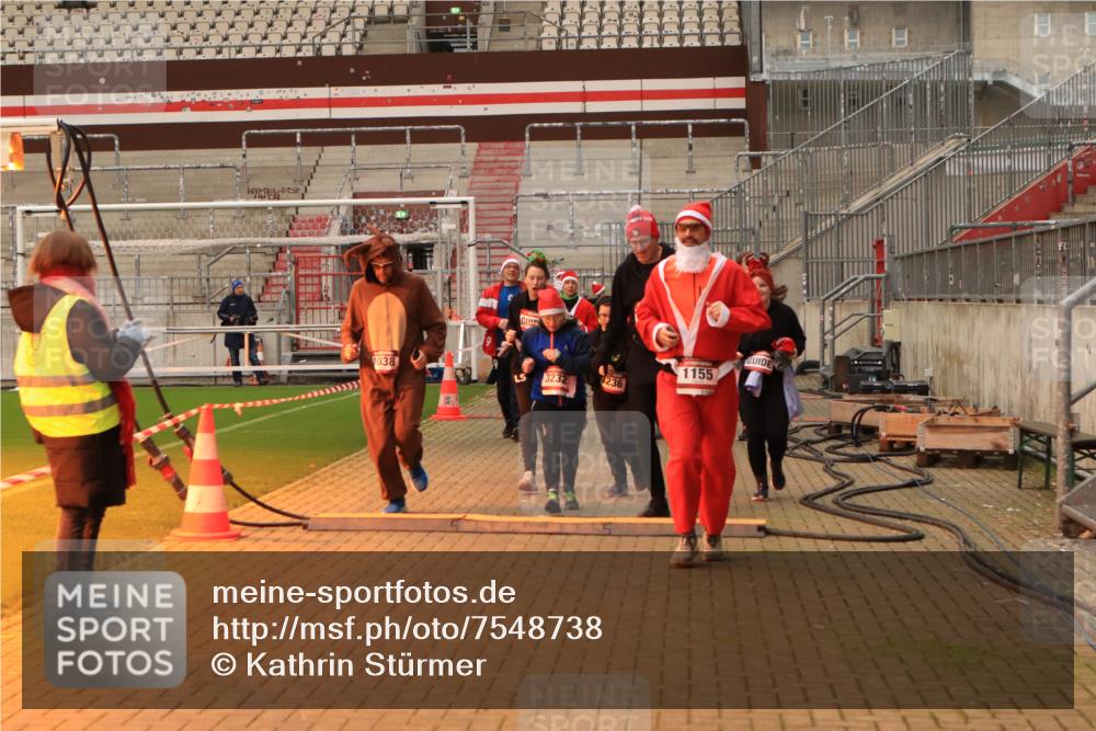 08.12.2024 - St. Pauli X-Mass-Run No. 14 Kathrin Stürmer Photography http://msf.ph/oto/7548738 08.12.2024 10:42:45 Ziel  meine-sportfotos.de