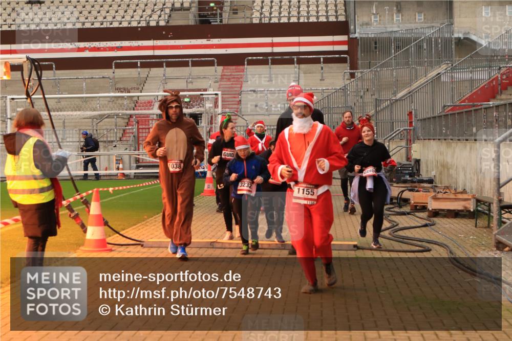 08.12.2024 - St. Pauli X-Mass-Run No. 14 Kathrin Stürmer Photography http://msf.ph/oto/7548743 08.12.2024 10:42:46 Ziel  meine-sportfotos.de