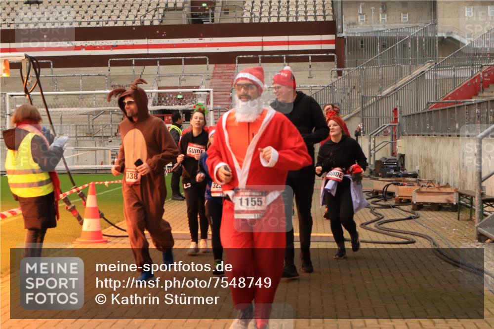 08.12.2024 - St. Pauli X-Mass-Run No. 14 Kathrin Stürmer Photography http://msf.ph/oto/7548749 08.12.2024 10:42:48 Ziel  meine-sportfotos.de