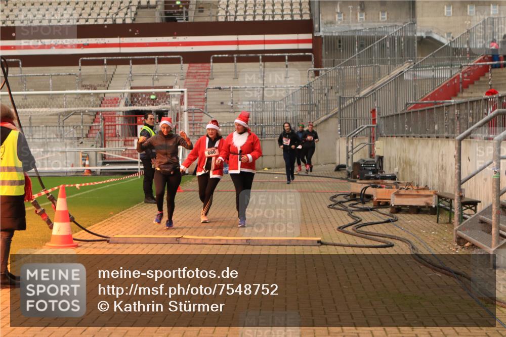 08.12.2024 - St. Pauli X-Mass-Run No. 14 Kathrin Stürmer Photography http://msf.ph/oto/7548752 08.12.2024 10:43:00 Ziel  meine-sportfotos.de
