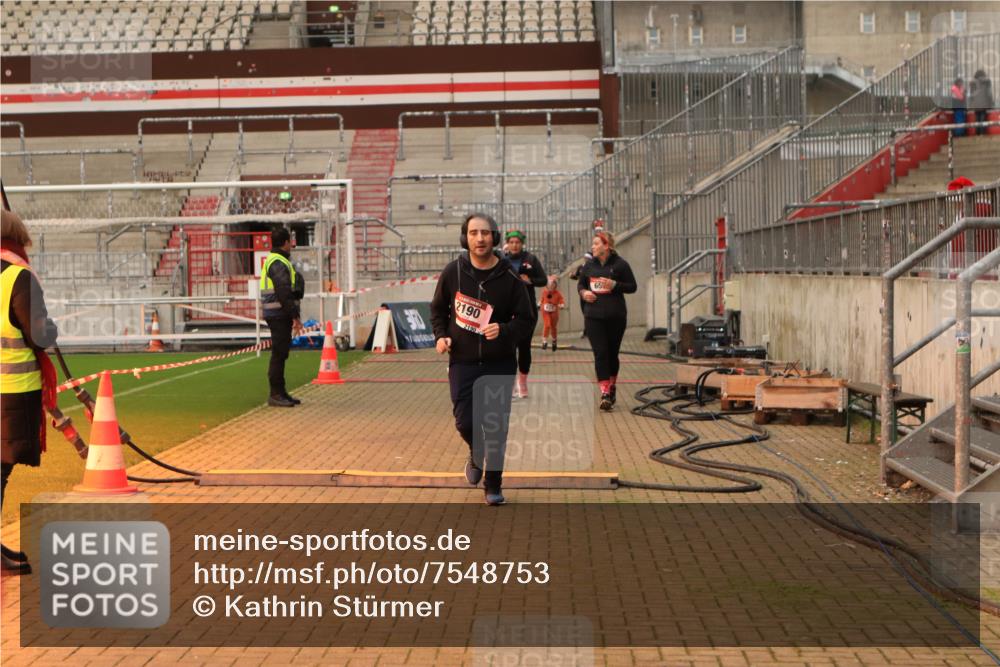 08.12.2024 - St. Pauli X-Mass-Run No. 14 Kathrin Stürmer Photography http://msf.ph/oto/7548753 08.12.2024 10:43:06 Ziel  meine-sportfotos.de