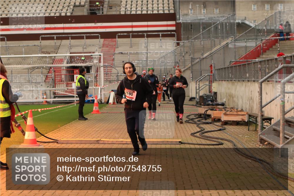08.12.2024 - St. Pauli X-Mass-Run No. 14 Kathrin Stürmer Photography http://msf.ph/oto/7548755 08.12.2024 10:43:07 Ziel  meine-sportfotos.de