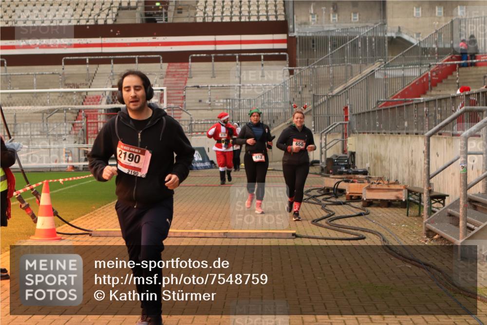 08.12.2024 - St. Pauli X-Mass-Run No. 14 Kathrin Stürmer Photography http://msf.ph/oto/7548759 08.12.2024 10:43:08 Ziel  meine-sportfotos.de