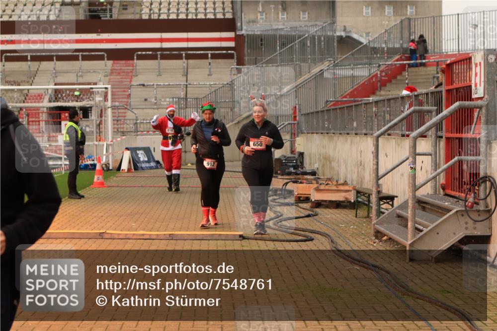 08.12.2024 - St. Pauli X-Mass-Run No. 14 Kathrin Stürmer Photography http://msf.ph/oto/7548761 08.12.2024 10:43:09 Ziel  meine-sportfotos.de