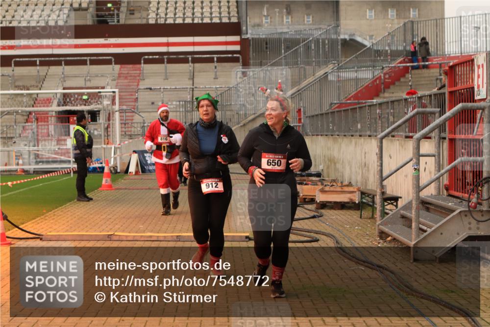 08.12.2024 - St. Pauli X-Mass-Run No. 14 Kathrin Stürmer Photography http://msf.ph/oto/7548772 08.12.2024 10:43:11 Ziel  meine-sportfotos.de