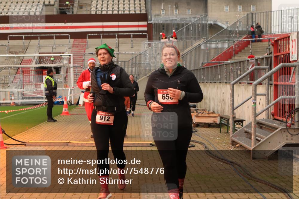 08.12.2024 - St. Pauli X-Mass-Run No. 14 Kathrin Stürmer Photography http://msf.ph/oto/7548776 08.12.2024 10:43:12 Ziel  meine-sportfotos.de