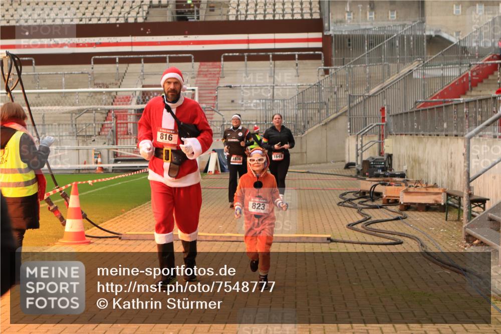 08.12.2024 - St. Pauli X-Mass-Run No. 14 Kathrin Stürmer Photography http://msf.ph/oto/7548777 08.12.2024 10:43:14 Ziel  meine-sportfotos.de