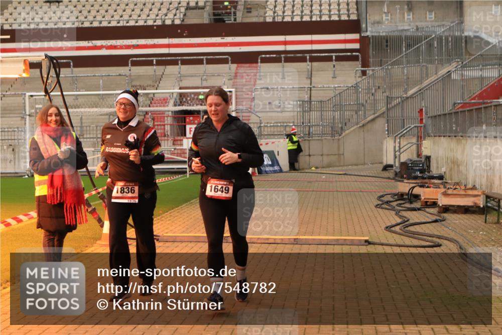 08.12.2024 - St. Pauli X-Mass-Run No. 14 Kathrin Stürmer Photography http://msf.ph/oto/7548782 08.12.2024 10:43:18 Ziel  meine-sportfotos.de