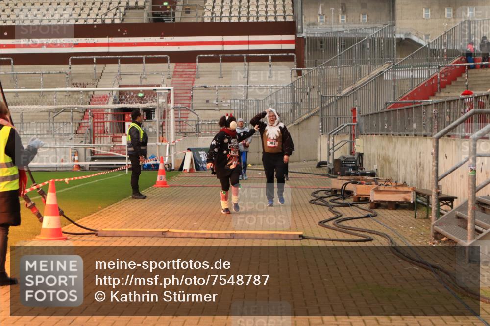 08.12.2024 - St. Pauli X-Mass-Run No. 14 Kathrin Stürmer Photography http://msf.ph/oto/7548787 08.12.2024 10:43:43 Ziel  meine-sportfotos.de