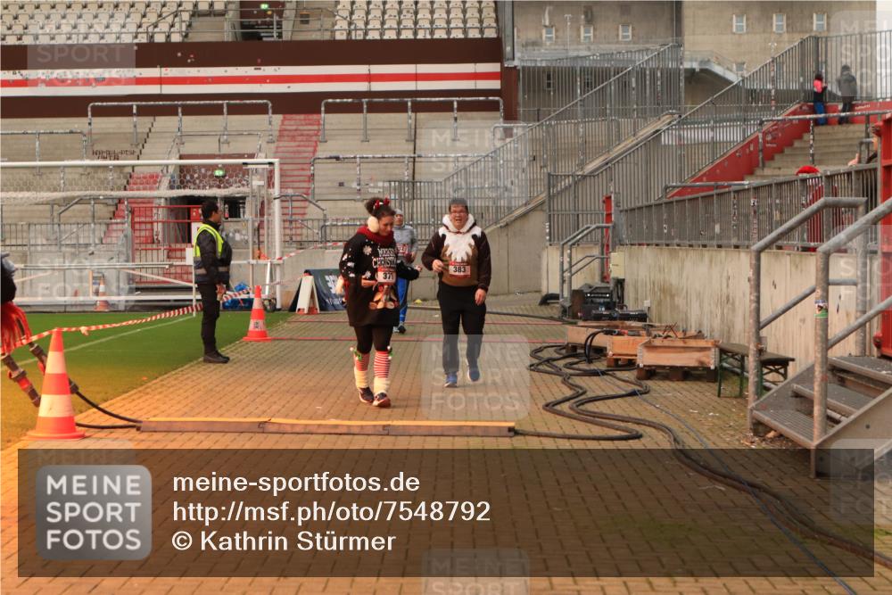 08.12.2024 - St. Pauli X-Mass-Run No. 14 Kathrin Stürmer Photography http://msf.ph/oto/7548792 08.12.2024 10:43:44 Ziel  meine-sportfotos.de