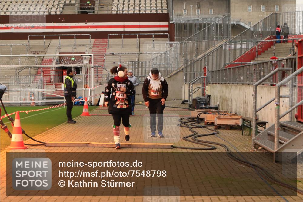 08.12.2024 - St. Pauli X-Mass-Run No. 14 Kathrin Stürmer Photography http://msf.ph/oto/7548798 08.12.2024 10:43:45 Ziel  meine-sportfotos.de