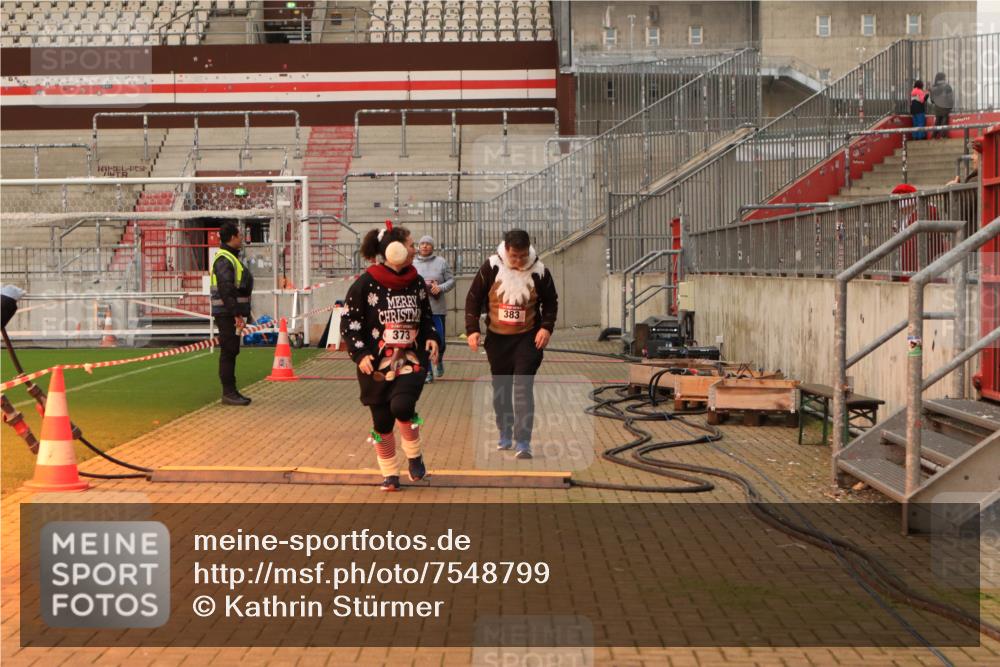 08.12.2024 - St. Pauli X-Mass-Run No. 14 Kathrin Stürmer Photography http://msf.ph/oto/7548799 08.12.2024 10:43:46 Ziel  meine-sportfotos.de
