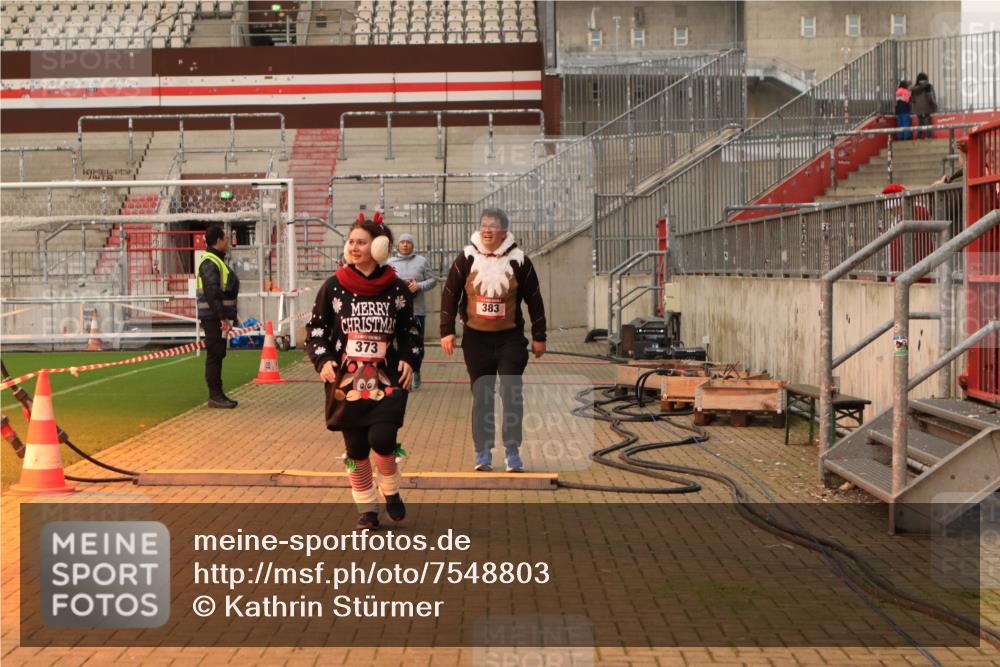 08.12.2024 - St. Pauli X-Mass-Run No. 14 Kathrin Stürmer Photography http://msf.ph/oto/7548803 08.12.2024 10:43:46 Ziel  meine-sportfotos.de
