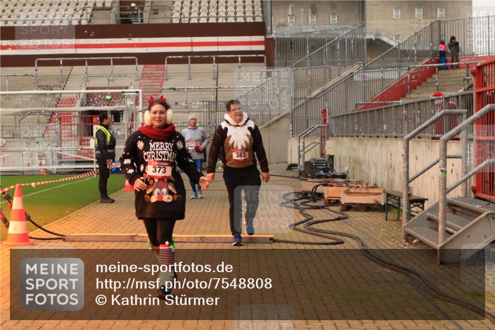 08.12.2024 - St. Pauli X-Mass-Run No. 14 Kathrin Stürmer Photography http://msf.ph/oto/7548808 08.12.2024 10:43:47 Ziel  meine-sportfotos.de