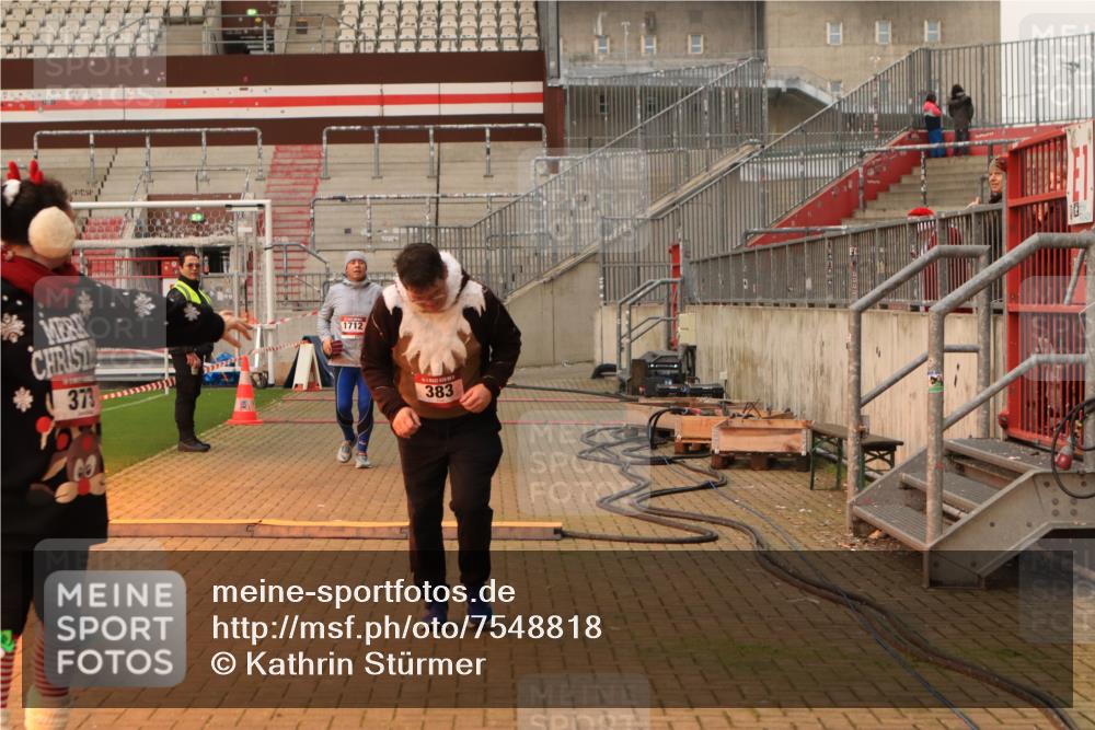 08.12.2024 - St. Pauli X-Mass-Run No. 14 Kathrin Stürmer Photography http://msf.ph/oto/7548818 08.12.2024 10:43:49 Ziel  meine-sportfotos.de