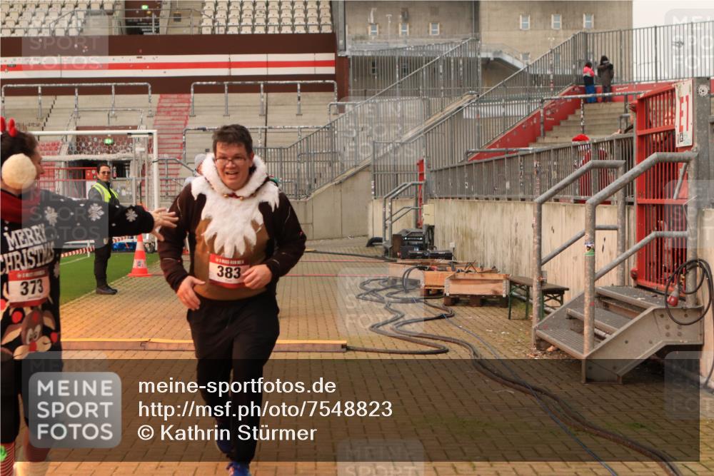 08.12.2024 - St. Pauli X-Mass-Run No. 14 Kathrin Stürmer Photography http://msf.ph/oto/7548823 08.12.2024 10:43:50 Ziel  meine-sportfotos.de