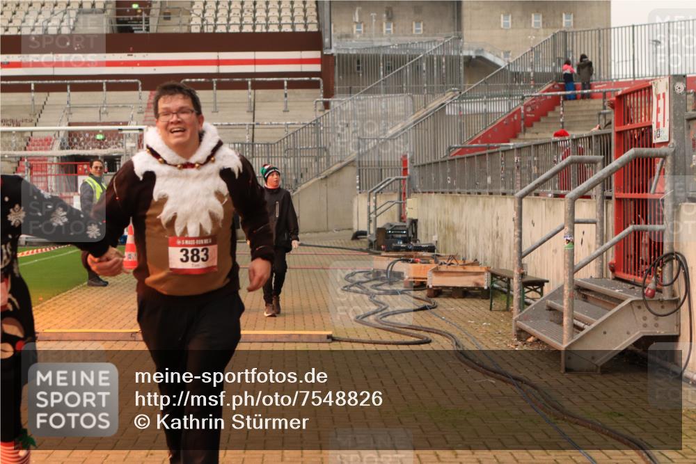 08.12.2024 - St. Pauli X-Mass-Run No. 14 Kathrin Stürmer Photography http://msf.ph/oto/7548826 08.12.2024 10:43:51 Ziel  meine-sportfotos.de