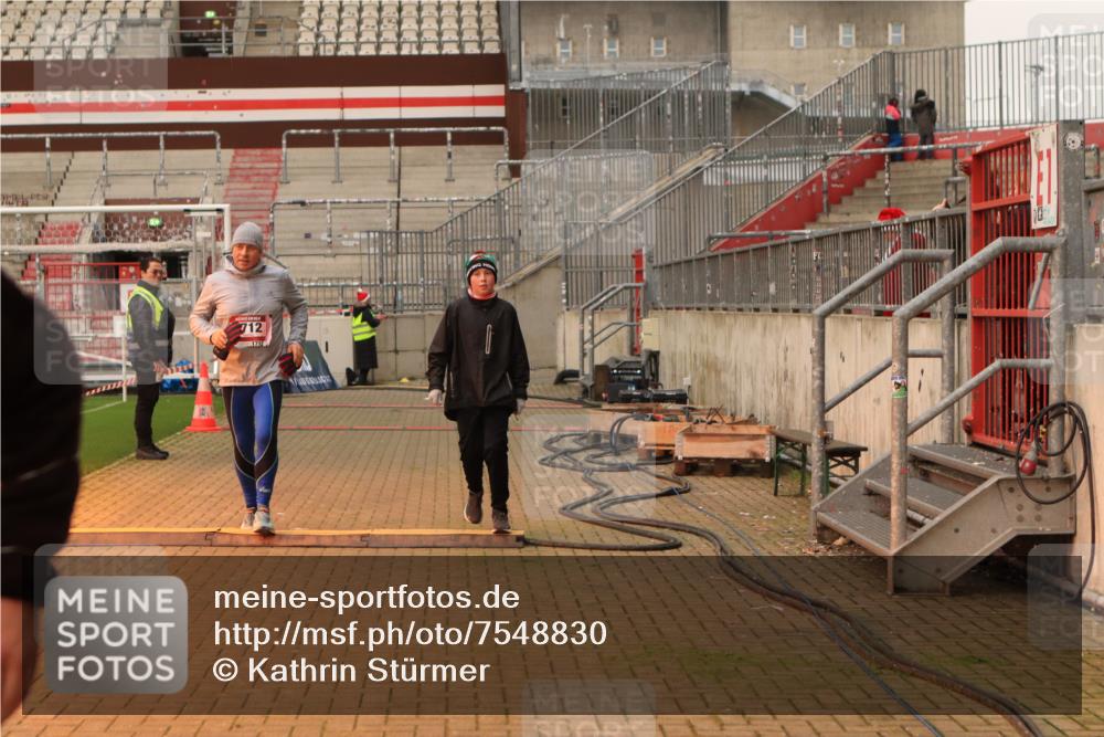08.12.2024 - St. Pauli X-Mass-Run No. 14 Kathrin Stürmer Photography http://msf.ph/oto/7548830 08.12.2024 10:43:52 Ziel  meine-sportfotos.de