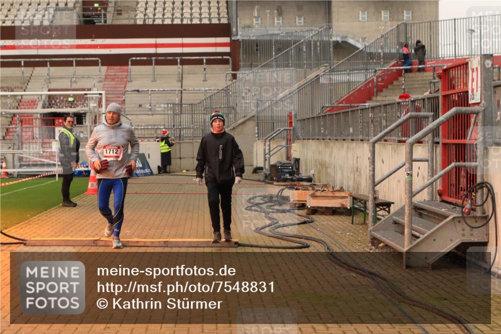08.12.2024 - St. Pauli X-Mass-Run No. 14 Kathrin Stürmer Photography http://msf.ph/oto/7548831 08.12.2024 10:43:53 Ziel  meine-sportfotos.de