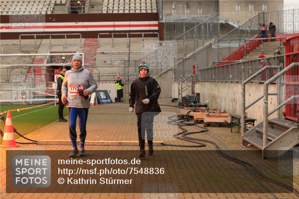 08.12.2024 - St. Pauli X-Mass-Run No. 14 Kathrin Stürmer Photography http://msf.ph/oto/7548836 08.12.2024 10:43:53 Ziel  meine-sportfotos.de