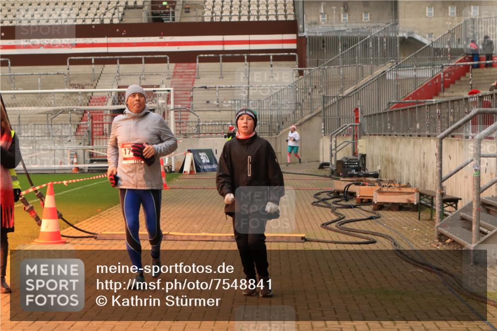 08.12.2024 - St. Pauli X-Mass-Run No. 14 Kathrin Stürmer Photography http://msf.ph/oto/7548841 08.12.2024 10:43:54 Ziel  meine-sportfotos.de