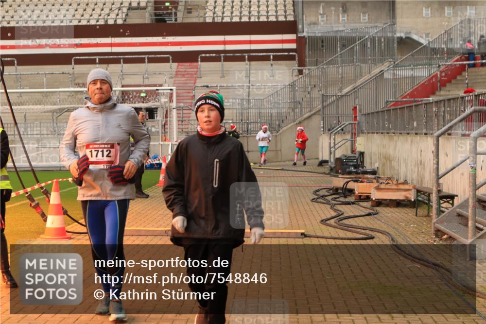 08.12.2024 - St. Pauli X-Mass-Run No. 14 Kathrin Stürmer Photography http://msf.ph/oto/7548846 08.12.2024 10:43:55 Ziel  meine-sportfotos.de