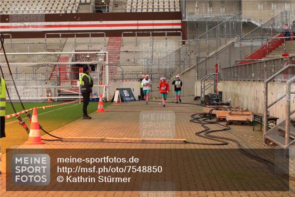 08.12.2024 - St. Pauli X-Mass-Run No. 14 Kathrin Stürmer Photography http://msf.ph/oto/7548850 08.12.2024 10:43:57 Ziel  meine-sportfotos.de