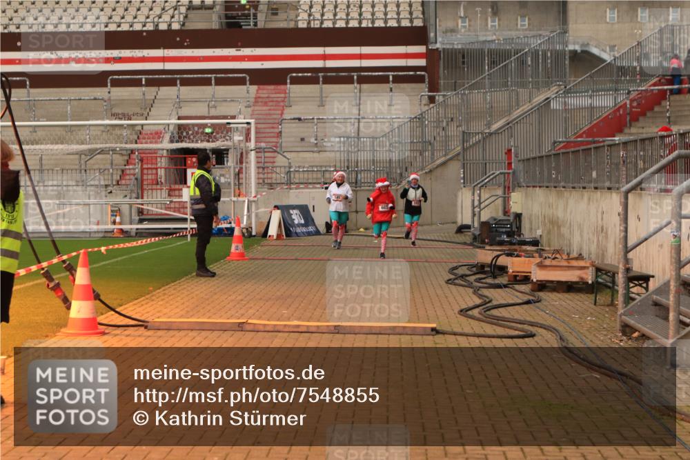 08.12.2024 - St. Pauli X-Mass-Run No. 14 Kathrin Stürmer Photography http://msf.ph/oto/7548855 08.12.2024 10:43:58 Ziel  meine-sportfotos.de
