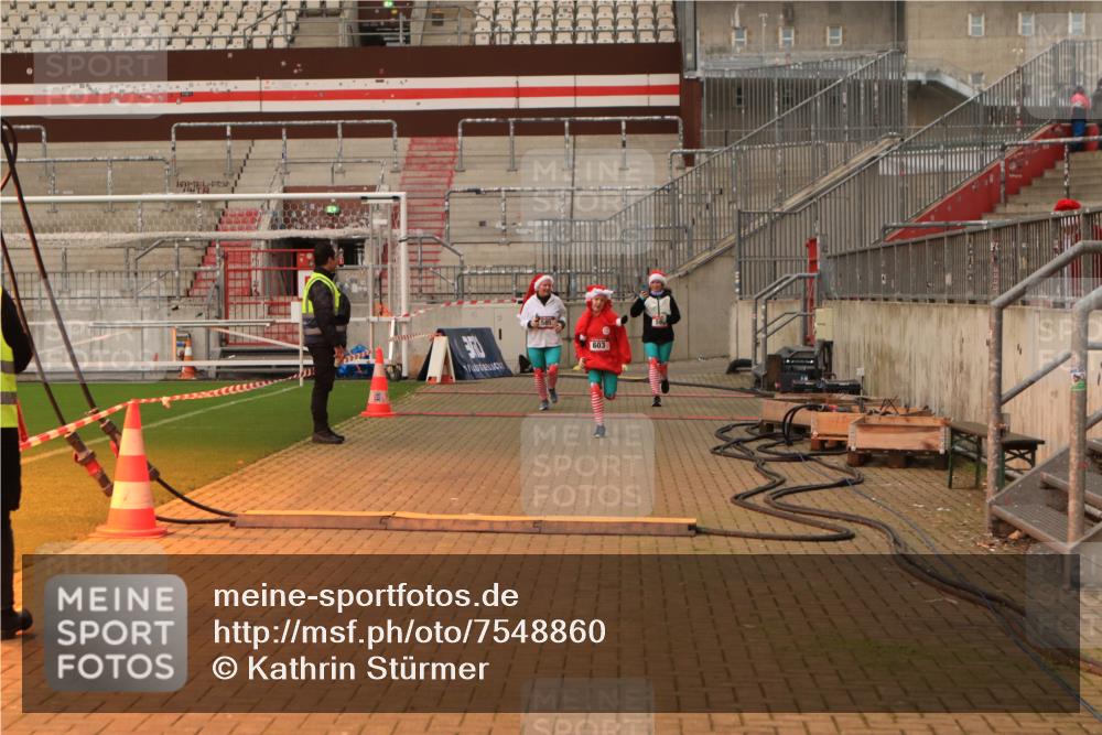 08.12.2024 - St. Pauli X-Mass-Run No. 14 Kathrin Stürmer Photography http://msf.ph/oto/7548860 08.12.2024 10:43:59 Ziel  meine-sportfotos.de