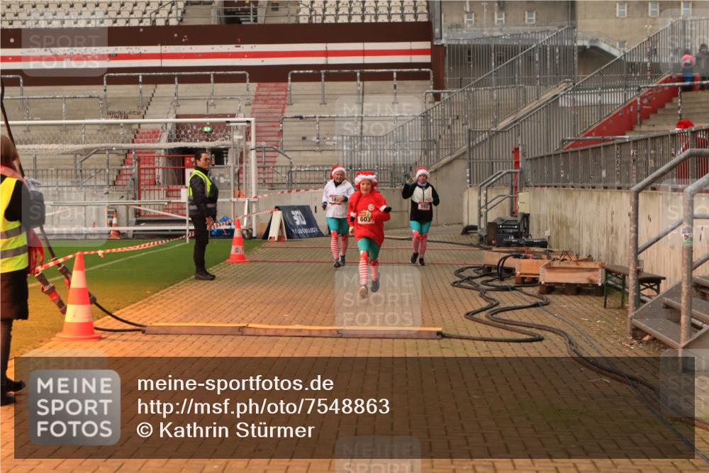 08.12.2024 - St. Pauli X-Mass-Run No. 14 Kathrin Stürmer Photography http://msf.ph/oto/7548863 08.12.2024 10:44:00 Ziel  meine-sportfotos.de