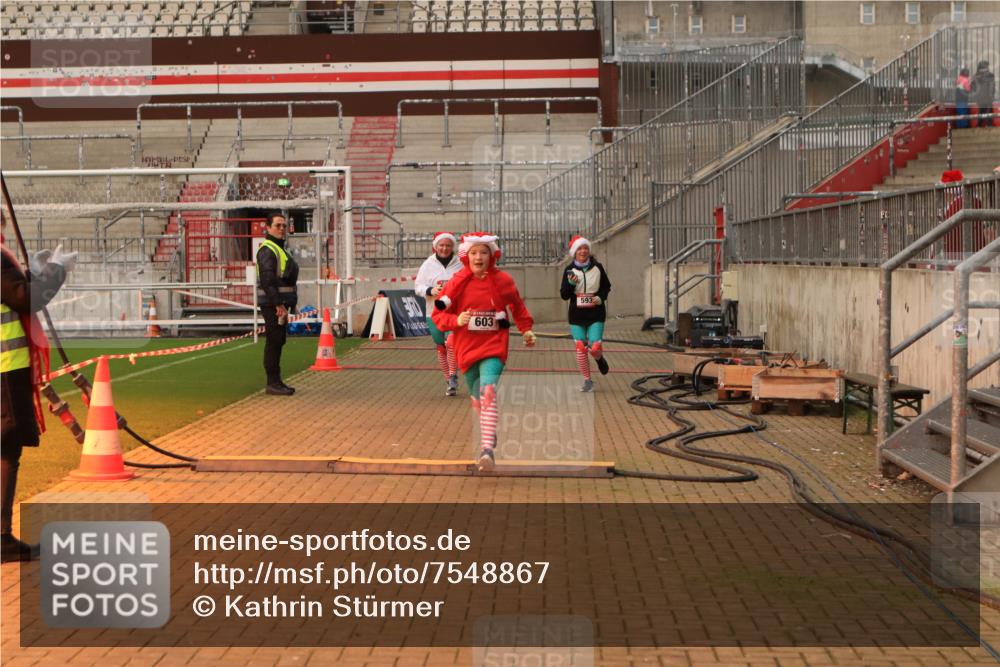 08.12.2024 - St. Pauli X-Mass-Run No. 14 Kathrin Stürmer Photography http://msf.ph/oto/7548867 08.12.2024 10:44:01 Ziel  meine-sportfotos.de