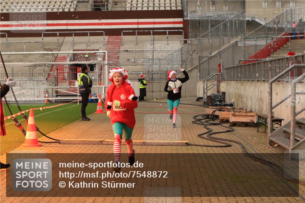 08.12.2024 - St. Pauli X-Mass-Run No. 14 Kathrin Stürmer Photography http://msf.ph/oto/7548872 08.12.2024 10:44:02 Ziel  meine-sportfotos.de