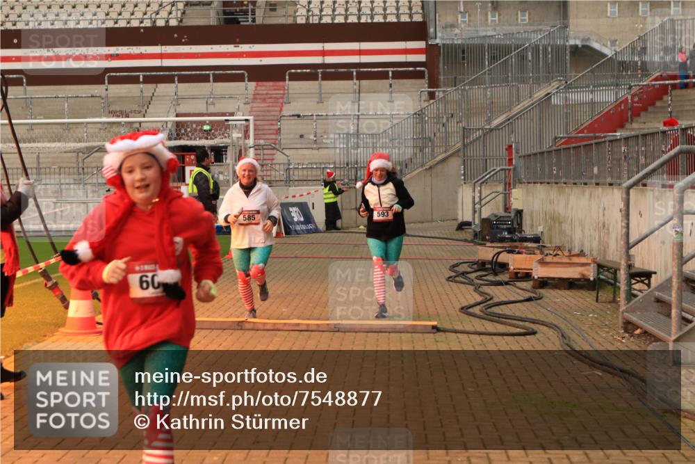 08.12.2024 - St. Pauli X-Mass-Run No. 14 Kathrin Stürmer Photography http://msf.ph/oto/7548877 08.12.2024 10:44:03 Ziel  meine-sportfotos.de