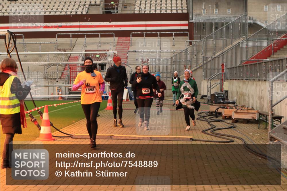 08.12.2024 - St. Pauli X-Mass-Run No. 14 Kathrin Stürmer Photography http://msf.ph/oto/7548889 08.12.2024 10:44:21 Ziel  meine-sportfotos.de