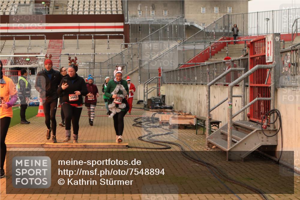 08.12.2024 - St. Pauli X-Mass-Run No. 14 Kathrin Stürmer Photography http://msf.ph/oto/7548894 08.12.2024 10:44:22 Ziel  meine-sportfotos.de