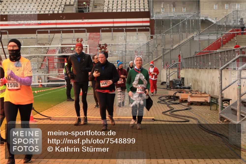 08.12.2024 - St. Pauli X-Mass-Run No. 14 Kathrin Stürmer Photography http://msf.ph/oto/7548899 08.12.2024 10:44:23 Ziel  meine-sportfotos.de