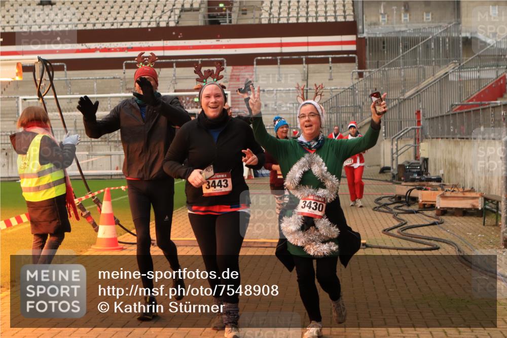 08.12.2024 - St. Pauli X-Mass-Run No. 14 Kathrin Stürmer Photography http://msf.ph/oto/7548908 08.12.2024 10:44:25 Ziel  meine-sportfotos.de