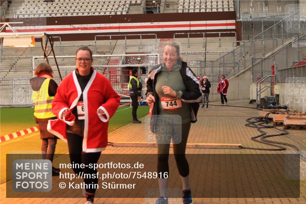 08.12.2024 - St. Pauli X-Mass-Run No. 14 Kathrin Stürmer Photography http://msf.ph/oto/7548916 08.12.2024 10:44:36 Ziel  meine-sportfotos.de