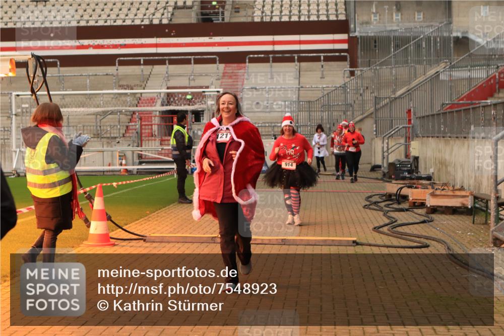 08.12.2024 - St. Pauli X-Mass-Run No. 14 Kathrin Stürmer Photography http://msf.ph/oto/7548923 08.12.2024 10:44:47 Ziel  meine-sportfotos.de