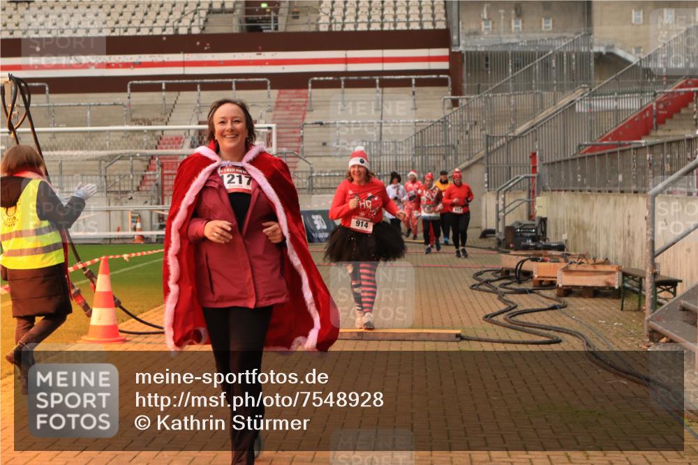 08.12.2024 - St. Pauli X-Mass-Run No. 14 Kathrin Stürmer Photography http://msf.ph/oto/7548928 08.12.2024 10:44:48 Ziel  meine-sportfotos.de