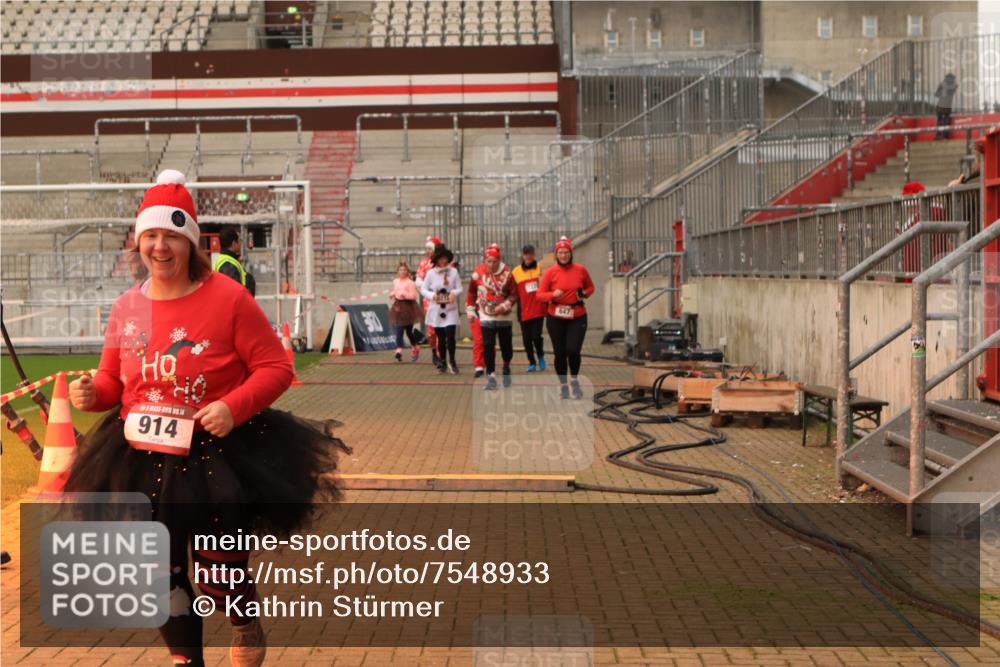 08.12.2024 - St. Pauli X-Mass-Run No. 14 Kathrin Stürmer Photography http://msf.ph/oto/7548933 08.12.2024 10:44:51 Ziel  meine-sportfotos.de