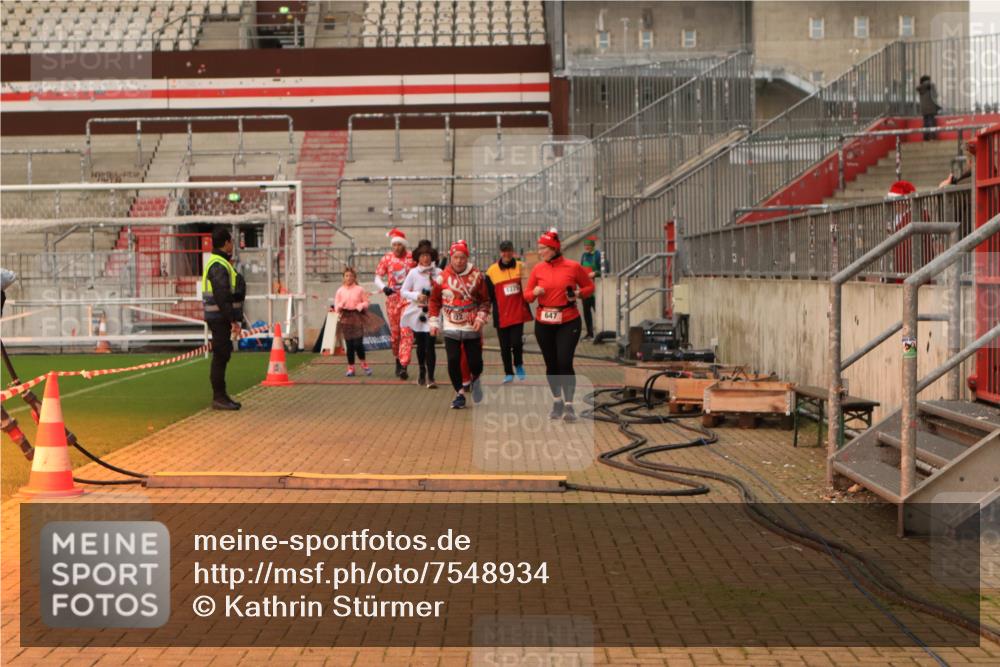 08.12.2024 - St. Pauli X-Mass-Run No. 14 Kathrin Stürmer Photography http://msf.ph/oto/7548934 08.12.2024 10:44:53 Ziel  meine-sportfotos.de