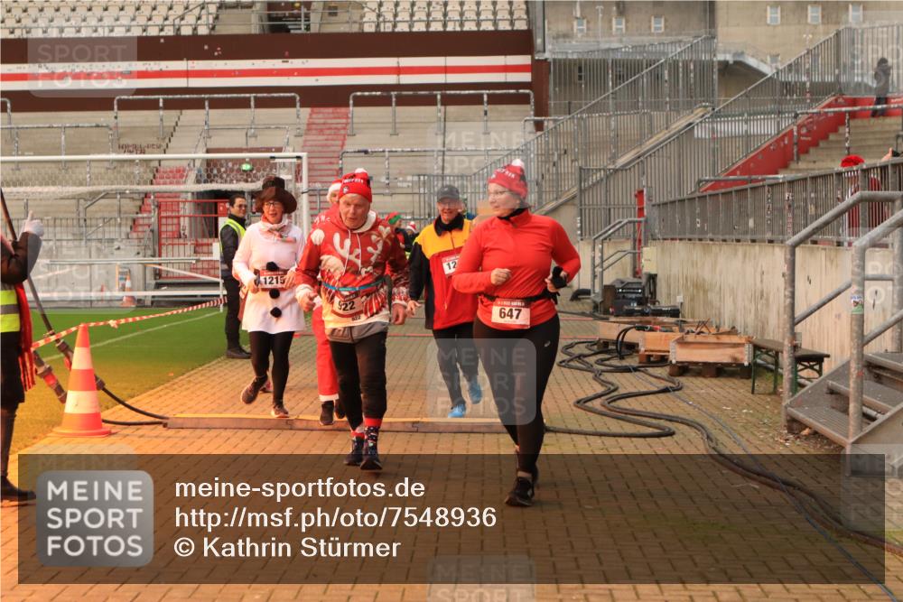 08.12.2024 - St. Pauli X-Mass-Run No. 14 Kathrin Stürmer Photography http://msf.ph/oto/7548936 08.12.2024 10:44:57 Ziel  meine-sportfotos.de