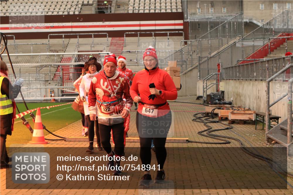08.12.2024 - St. Pauli X-Mass-Run No. 14 Kathrin Stürmer Photography http://msf.ph/oto/7548941 08.12.2024 10:44:58 Ziel  meine-sportfotos.de