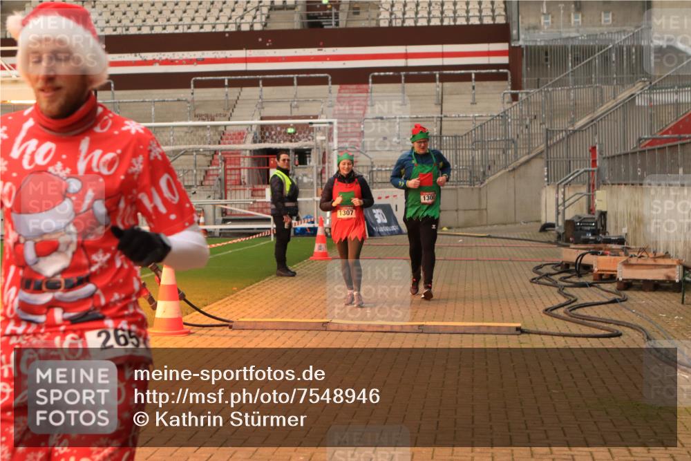 08.12.2024 - St. Pauli X-Mass-Run No. 14 Kathrin Stürmer Photography http://msf.ph/oto/7548946 08.12.2024 10:45:03 Ziel  meine-sportfotos.de