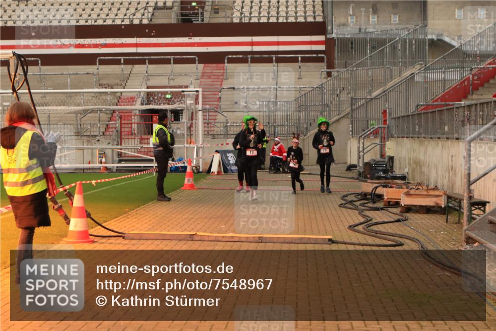 08.12.2024 - St. Pauli X-Mass-Run No. 14 Kathrin Stürmer Photography http://msf.ph/oto/7548967 08.12.2024 10:46:09 Ziel  meine-sportfotos.de