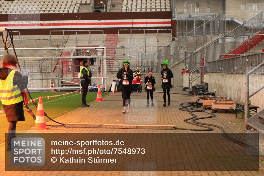 08.12.2024 - St. Pauli X-Mass-Run No. 14 Kathrin Stürmer Photography http://msf.ph/oto/7548973 08.12.2024 10:46:11 Ziel  meine-sportfotos.de