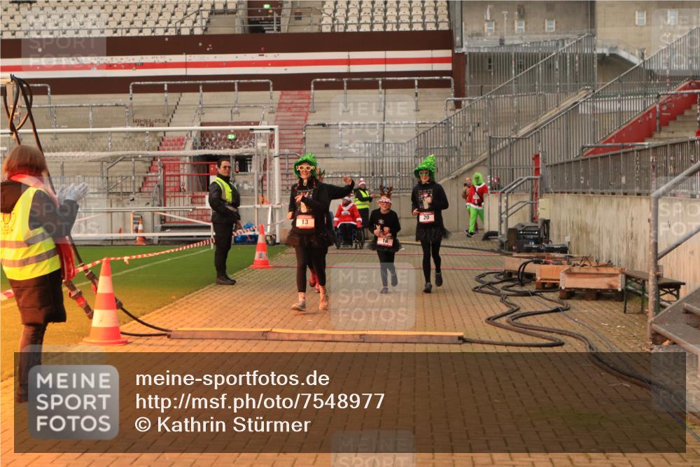 08.12.2024 - St. Pauli X-Mass-Run No. 14 Kathrin Stürmer Photography http://msf.ph/oto/7548977 08.12.2024 10:46:11 Ziel  meine-sportfotos.de