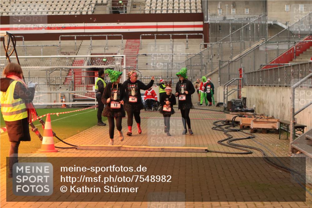 08.12.2024 - St. Pauli X-Mass-Run No. 14 Kathrin Stürmer Photography http://msf.ph/oto/7548982 08.12.2024 10:46:12 Ziel  meine-sportfotos.de